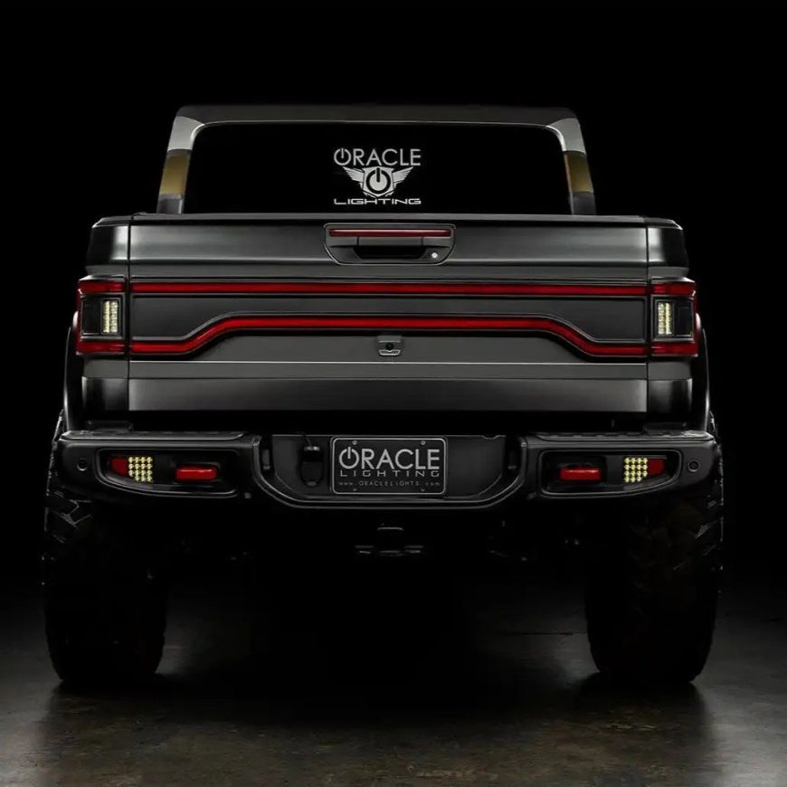 Jeep Gladiator z zapalonymi lampami tylnymi Oracle